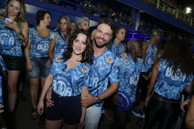 Cássio Reis mostra foto de Fernanda Vasconcellos nua na cama