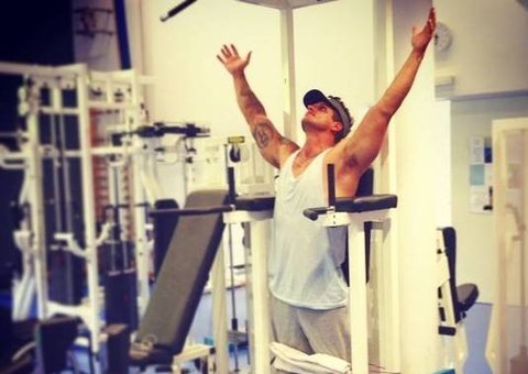 Paraplégico, ex-BBB Fernando Fernandes posa em pé