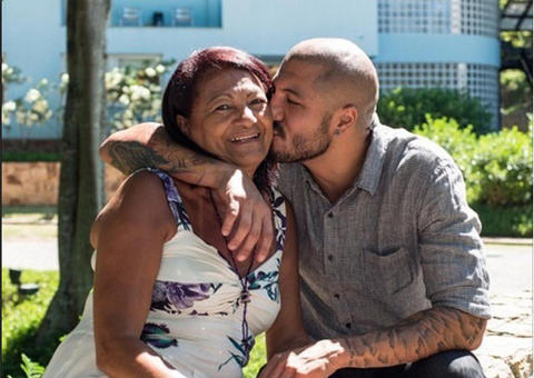 Mãe de Fernando, do BBB 15, fala sobre triângulo amoroso e diz torcer por Aline