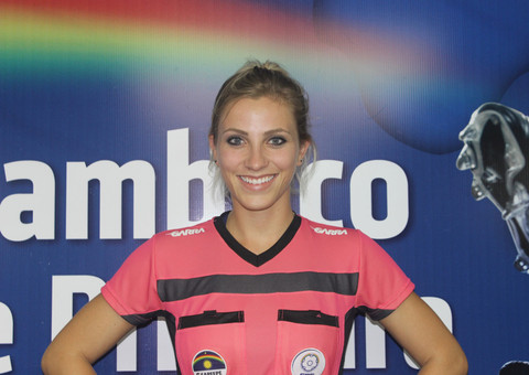  Musa da arbitragem usa uniforme rosa em comemoração ao Dia da Mulher 