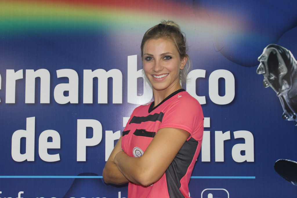  Musa da arbitragem usa uniforme rosa em comemoração ao Dia da Mulher 