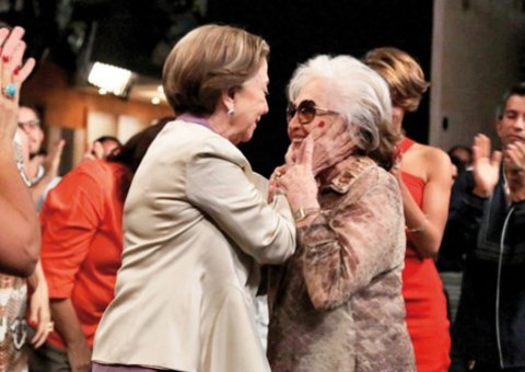 Equipe de 'Babilônia' se emociona durante beijo gay entre veteranas