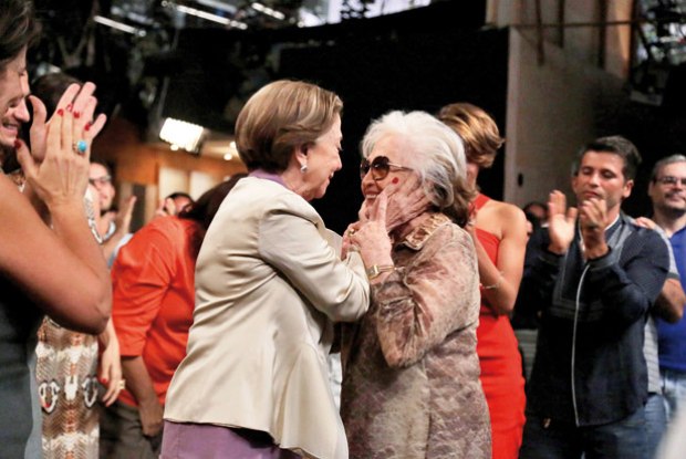 Equipe de 'Babilônia' se emociona durante beijo gay entre veteranas