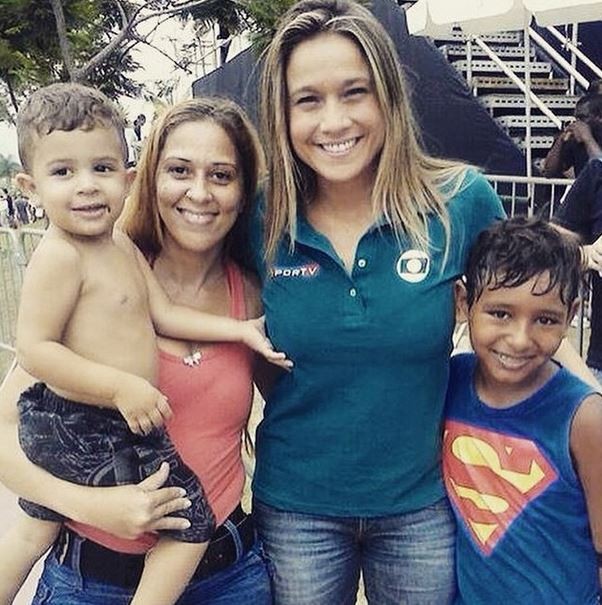 Fernanda Gentil brinca com 'mão boba' de criança