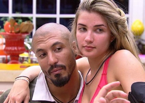 BBB 15: Clima esquenta e Aline transa com Fernando debaixo do edredom