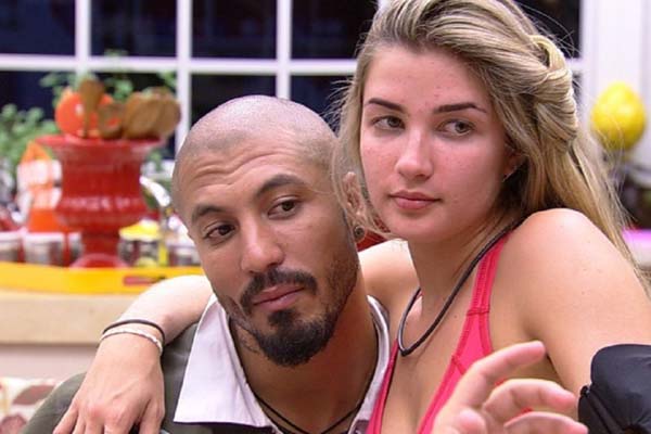 Ex-BBBs Fernando e Aline viajam juntos para Bahia