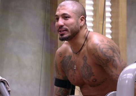 'BBB 15': Fernando escuta conversa entre Adrilles e Cézar e vai tirar satisfações