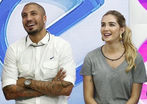 Ao lado de Aline, Fernando ouve revelação da loira no "Mais Você"