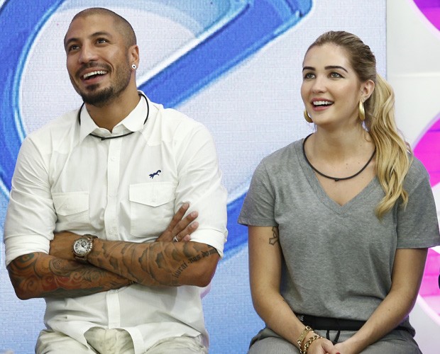 Ao lado de Aline, Fernando ouve revelação da loira no "Mais Você"