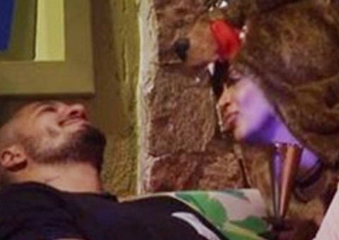 BBB 15: Amanda provoca Fernando e diz que está no cio