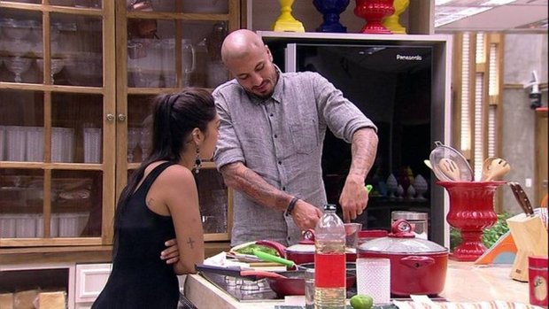 BBB15: Preocupado com opinião da 'sogra', Fernando propõe voto de castidade: "Isso é demais para ela”