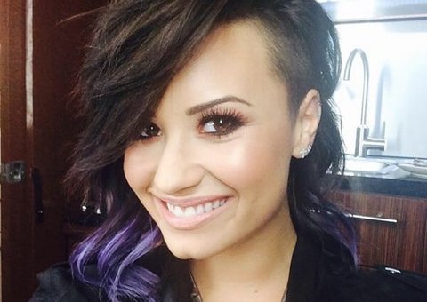 Demi Lovato se irrita e xinga fã por zombar da irmã