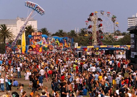 Pervertido se masturba e goza na costa de mulher em festival