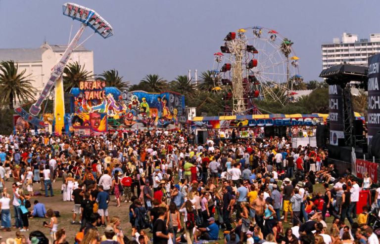 Pervertido se masturba e goza na costa de mulher em festival