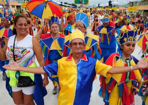 Escola de Samba da Terceira Idade abre Carnaval de Manaus