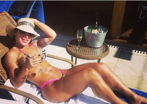 Fabi Frota se bronzeia com micro biquíni em hotel da seleção