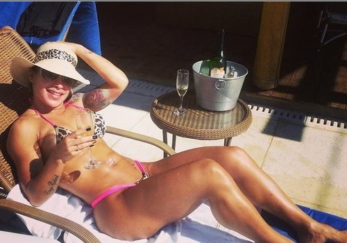 Fabi Frota se bronzeia com micro biquíni em hotel da seleção