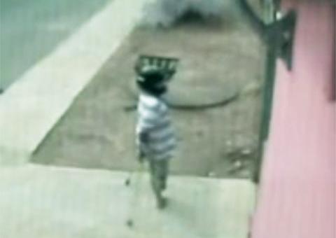 Ladrão de uma perna só assalta casa e foge de 8 policiais