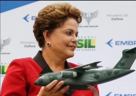 Brasil avança em 'estratégica' área de defesa com avião militar KC-390