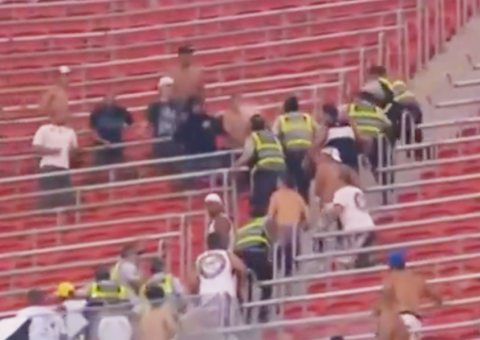 Corintianos tentam estragar a festa de vascaínos e são contidos. Veja vídeo