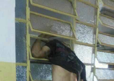 Ladrão tenta roubar escola e morre entalado na janela