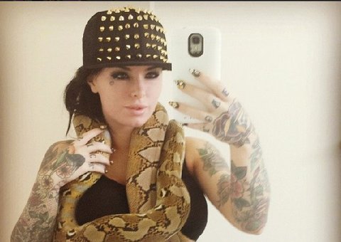 Atriz pornô é espancada em casa e corre risco de morte