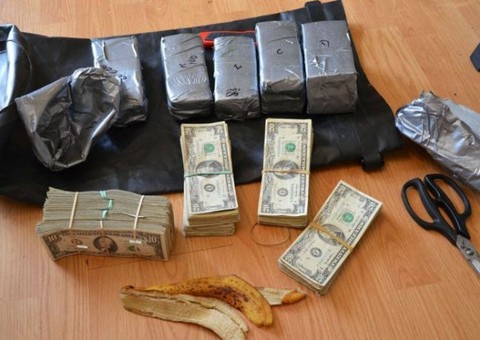 Homem conserta porta de carro e encontra surpresinha