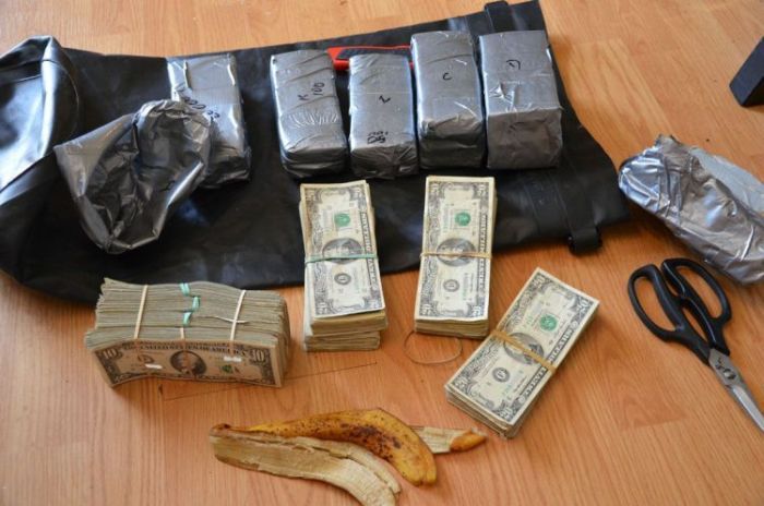 Homem conserta porta de carro e encontra surpresinha