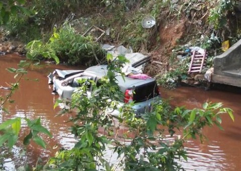 Fiat sem controle cai no igarapé