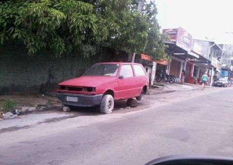 Dono esqueceu Fiat na via pública