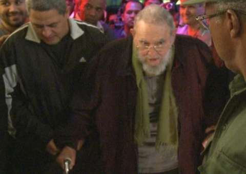 Fidel Castro reaparece em público após ausência de nove meses