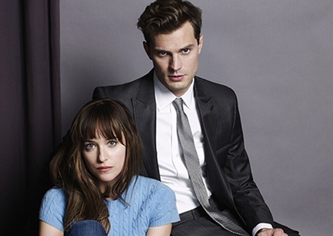 Atriz de 'Cinquenta Tons de Cinza' é flagrada de topless com namorada