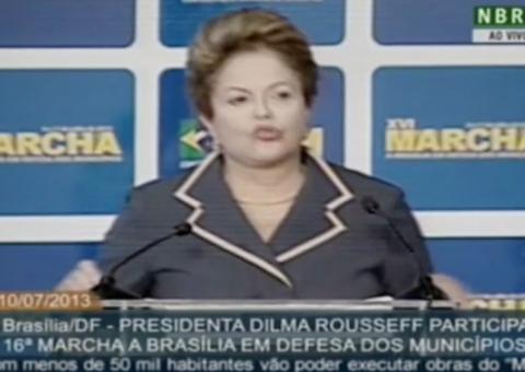 Prefeitos interrompem e vaiam a presidente Dilma