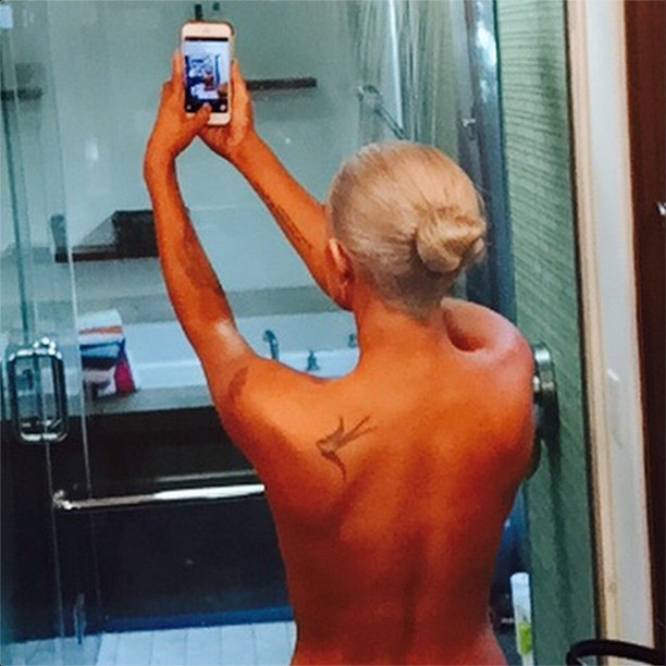 Filha de Bruce Willis posa nua em selfie no banheiro