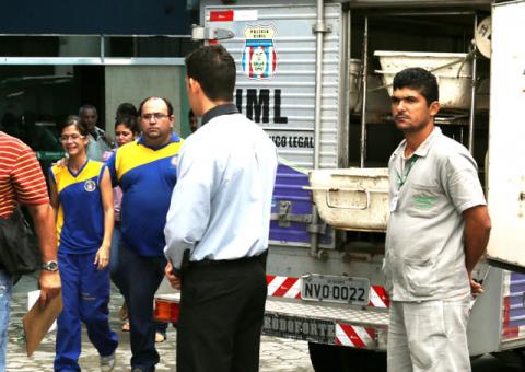 Corpo de Viviane chega ao necrotério