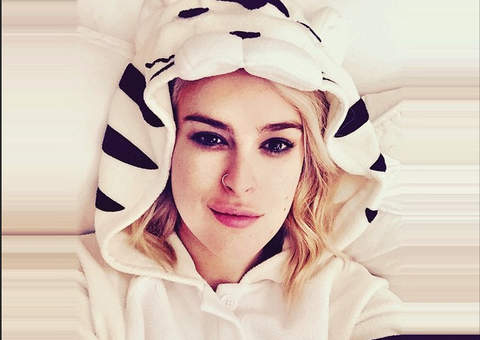 Filha de Bruce Willis posa nua em selfie no banheiro