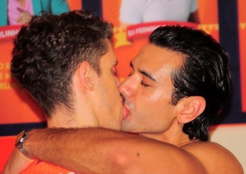 Filho de Marília Gabriela beija homem durante carnaval em Salvador