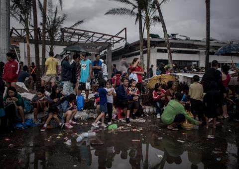 Milhares de sobreviventes esperam água e comida nas Filipinas
