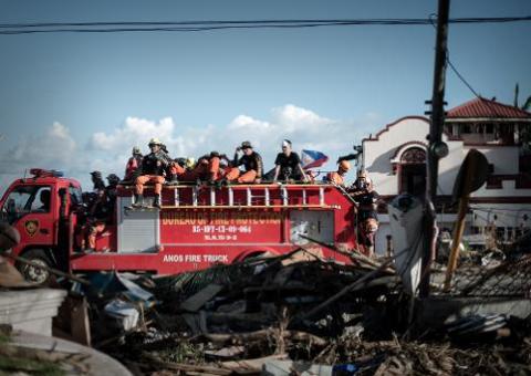 Governo filipino anuncia balanço de 3.621 mortos por tufão