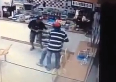 Homem reage em assalto à loja de conveniência e mata assaltante