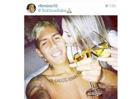 Jogador da Seleção posta foto e deixa parte íntima da noiva à mostra