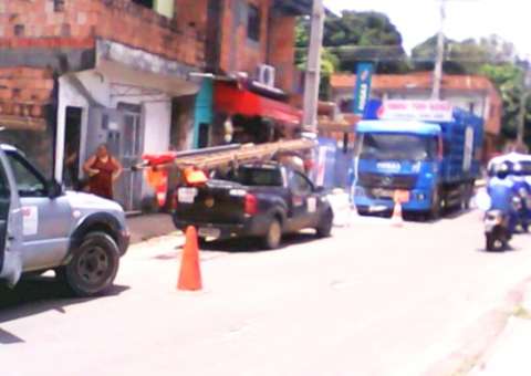 Cabo elétrico cai sobre caminhão de gás