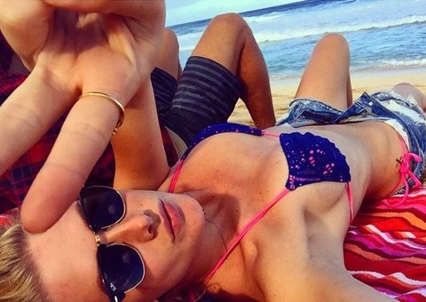 Fiorella Mattheis posa de biquíni nas areias do Havaí