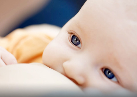 Pesquisa indica que crianças que mamam mais ficam mais inteligentes e ricas