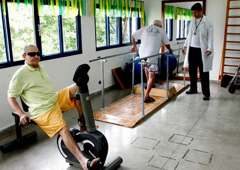Programa "Longa Permanência" garante fisioterapia a idosos