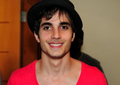 Confira a nova música de Fiuk em parceria com Mc Sapão