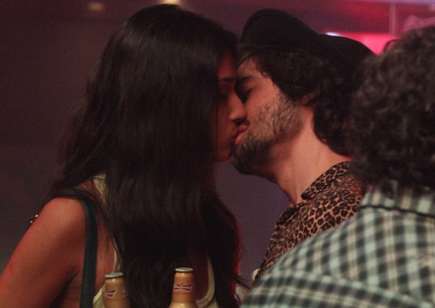  Fiuk não dispensa morena após trocar beijos com loira