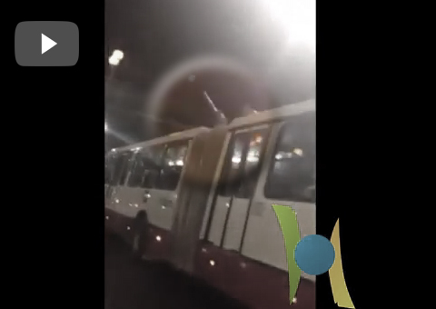 Jovens são flagrados surfando em teto de ônibus na Torquato Tapajós