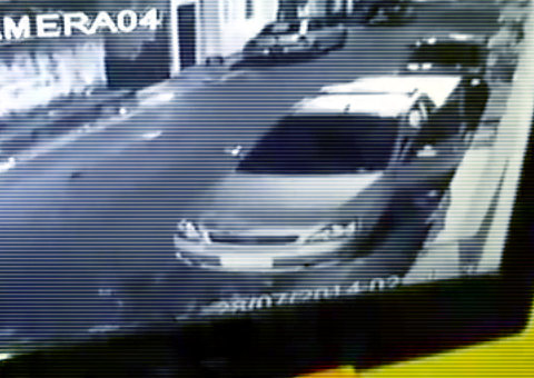 Bandidos são filmados roubando pneu de carro no São Francisco