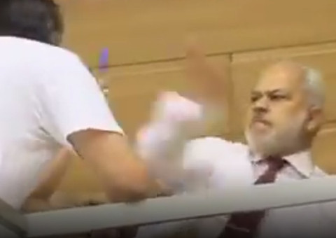 Vereador do PSB é chamado de ladrão e mete um tapa na cara de manifestante